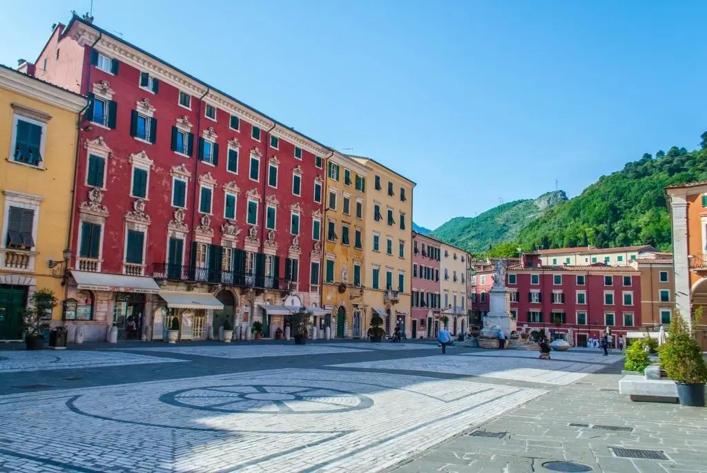 Piazza Alberica a Carrara, in provincia di Massa-Carrara
