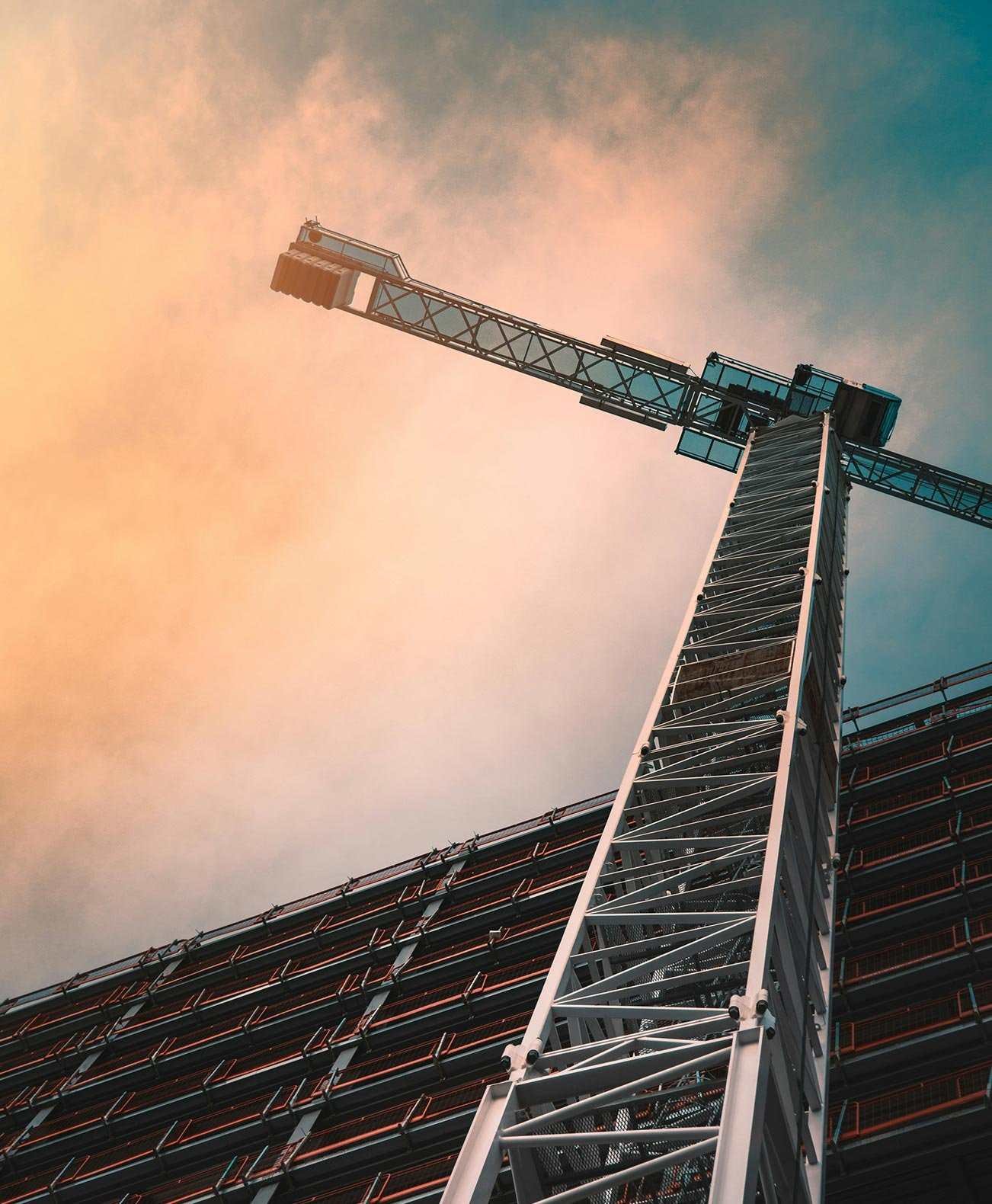 Gru da cantiere e struttura di un edificio in costruzione a Carrara
