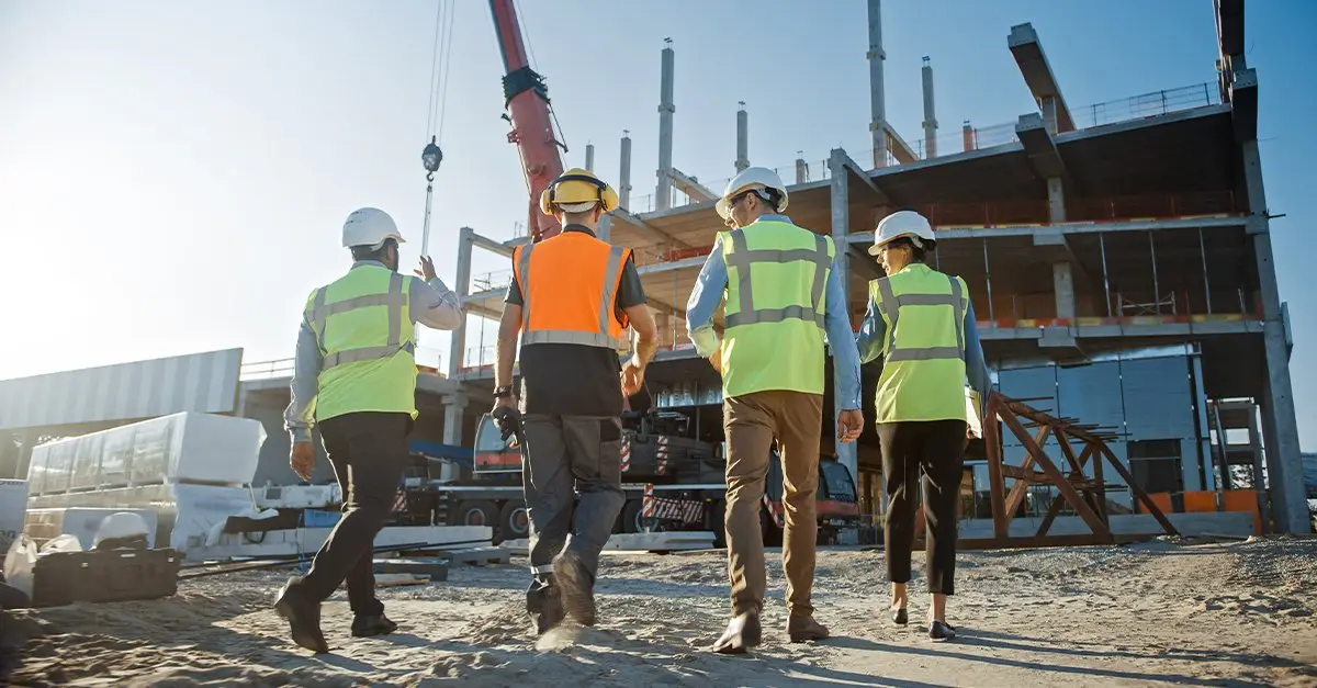 Squadra di tecnici Pezzurro Group in un cantiere edile