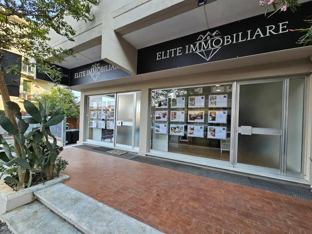 Vetrina dell’agenzia Elite Immobiliare a Carrara